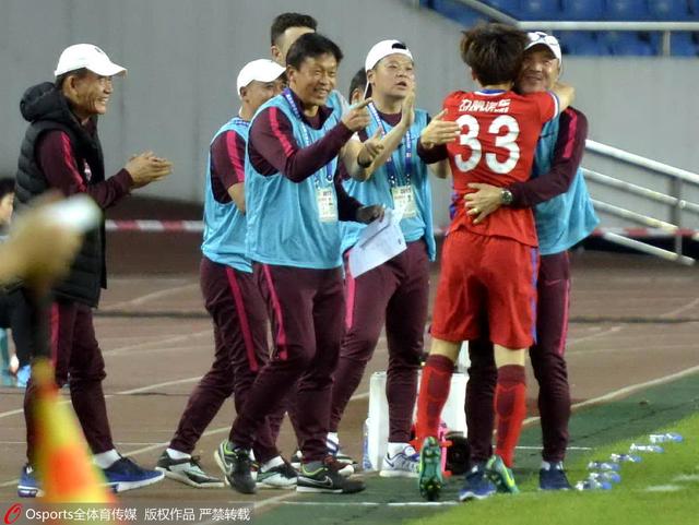李荣浩饰演的铁杆迷弟铁柱被挖掘;卧底潜质，通过擅长;潜规则的副导（崔志佳饰）潜入元豹新剧组，配合警方收集证据，力图为偶像洗脱嫌疑，不料却阴差阳错地晋升为男二号，并恋上了李一桐饰演的女一号童童